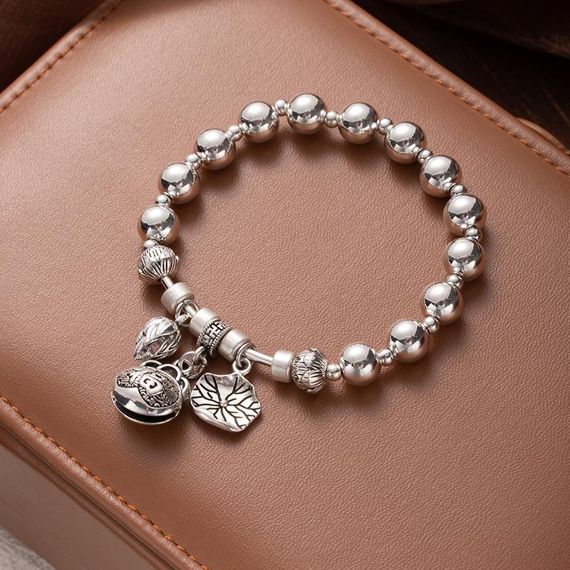 Náramek s dvoukruhovým střapcem z imitace stříbrných korálků s barevnou stálostí a skrytým stříbrným přívěskem Maneki Neko