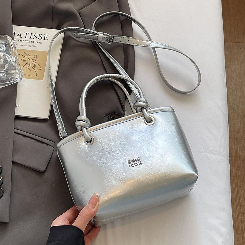 2025 new Korean simple oil wax leather portable bucket bag fashionable versatile solid color foreign style commuter messenger women's bag