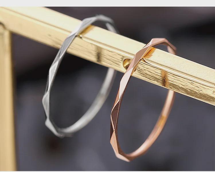 Pierścionek ze stali tytanowej w kolorze różowego złota w kształcie litery V - Elegancki, prosty i wszechstronny