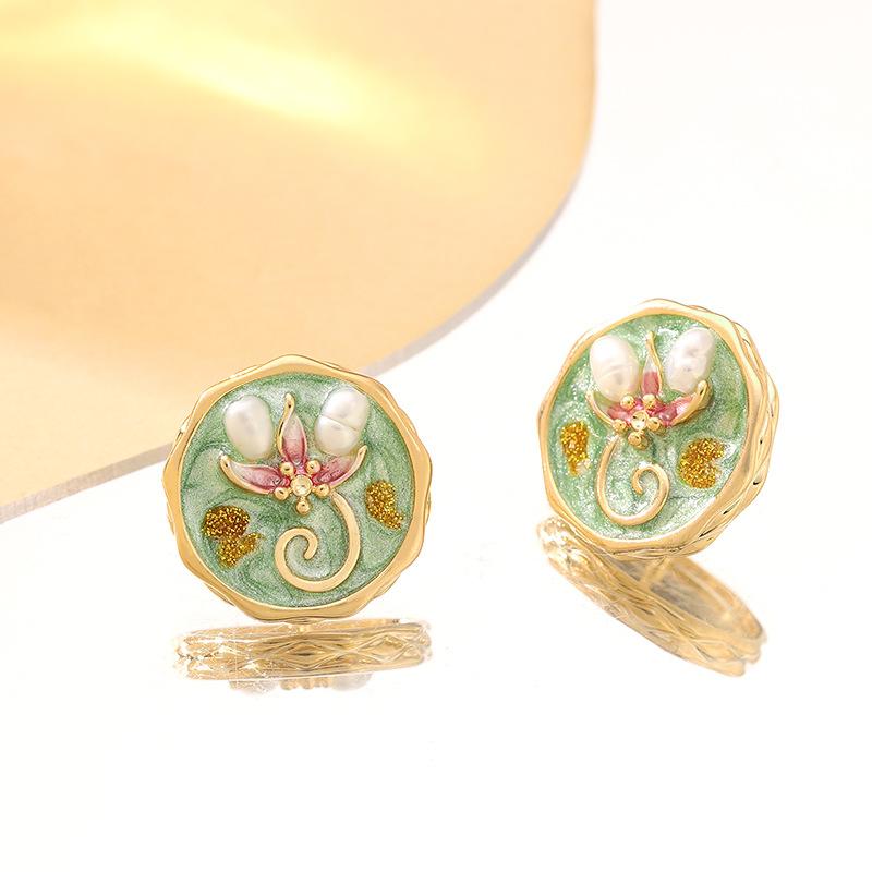 

French gentle temperament small fragrant enamel drop glaze inlaid pearl flower stud earrings light luxury elegant high-end earrings women зелений