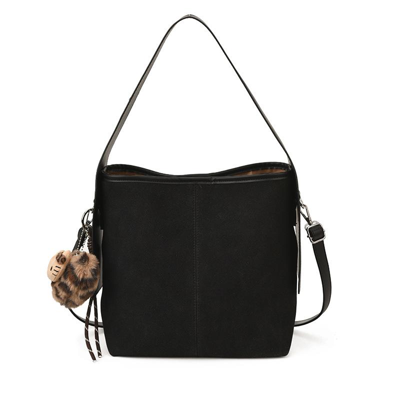 Commuter retro matte bag women's 2025 new pendant versatile tote bag fashion shoulder underarm bucket bag