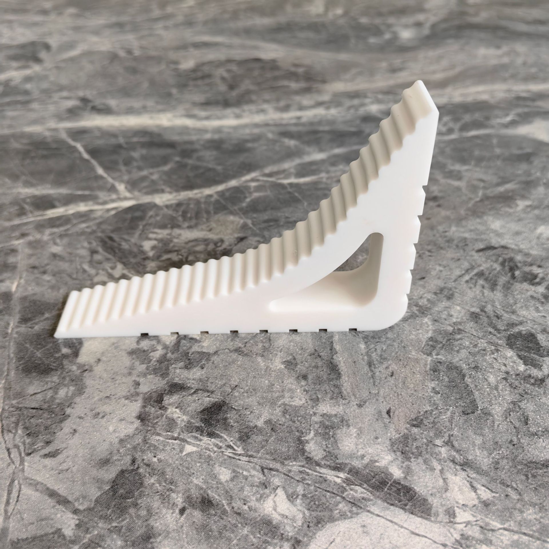 

Дверной упор в виде треугольника безопасности – нескользящий резиновый клин для дома и офиса – противоударный дверной упор с защитным краем белый