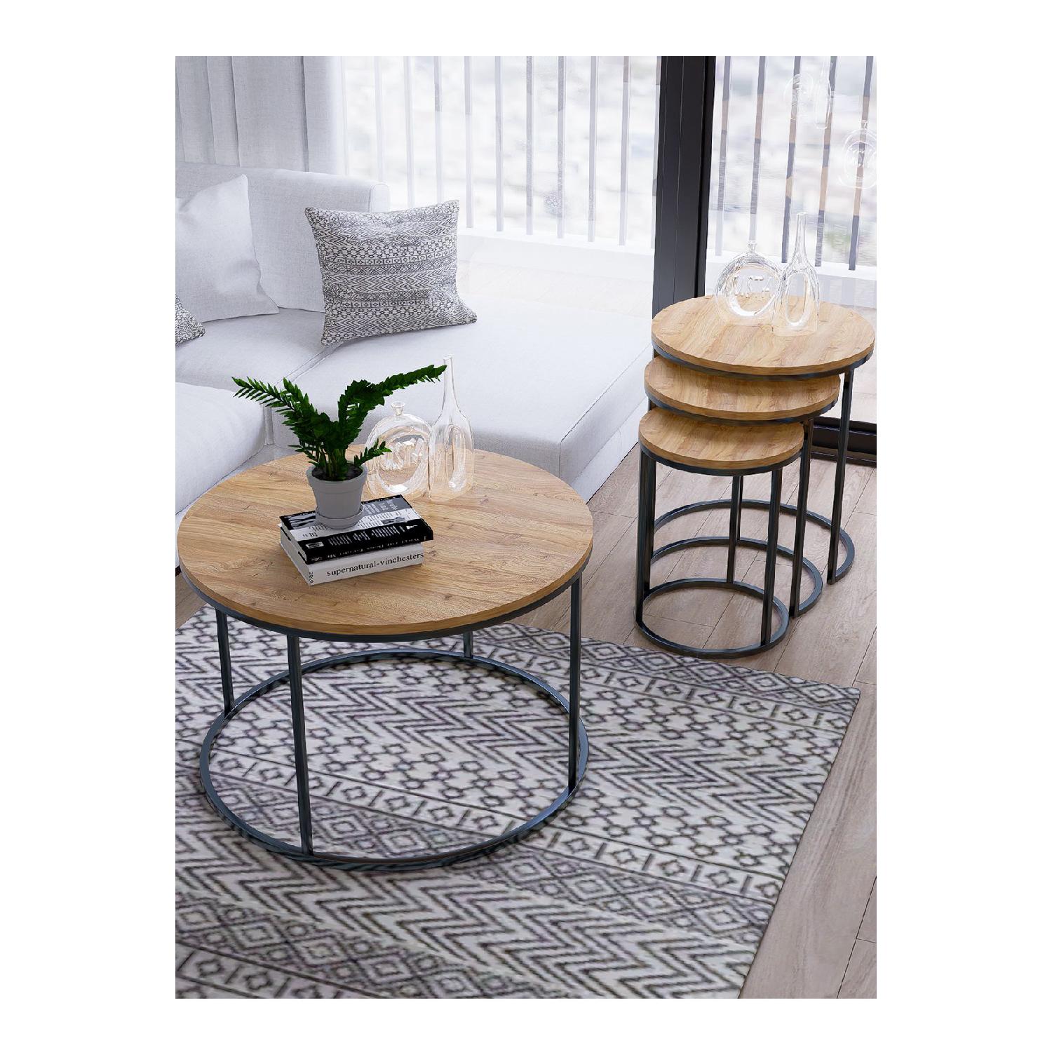 

Master Black Metal, антикварный центр из сосны и набор журнальных столиков Nesting