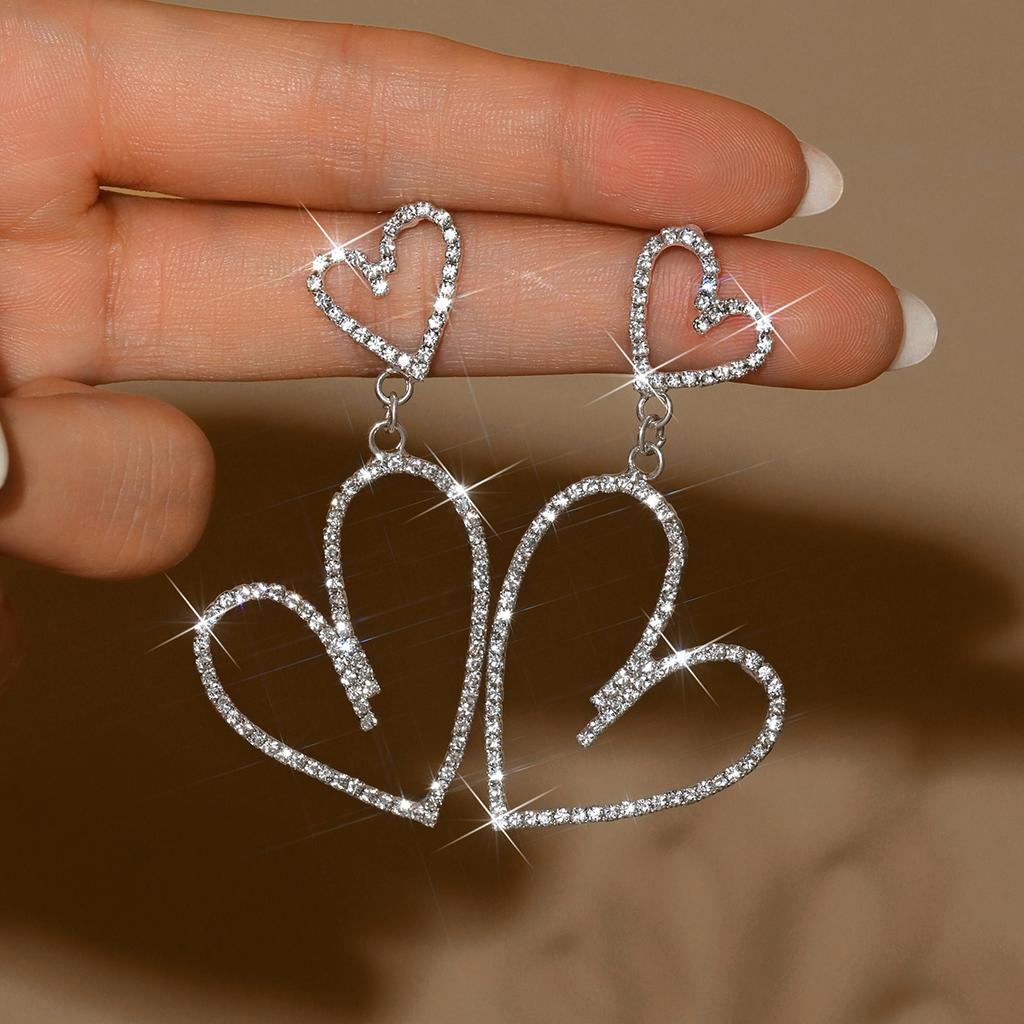Boucles d'oreilles strassées en forme de cœur ajouré exagéré, adaptées aux filles pour un port quotidien, pour offrir en cadeau lors des fêtes et des anniversaires.