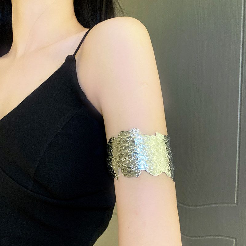 Style Special-Interest Design Snake-Shaped Armband Fashion, Personalized and Exaggerated Simulated Snakes Bracelet Metal Sweet Cool Sexy Arm Chain
