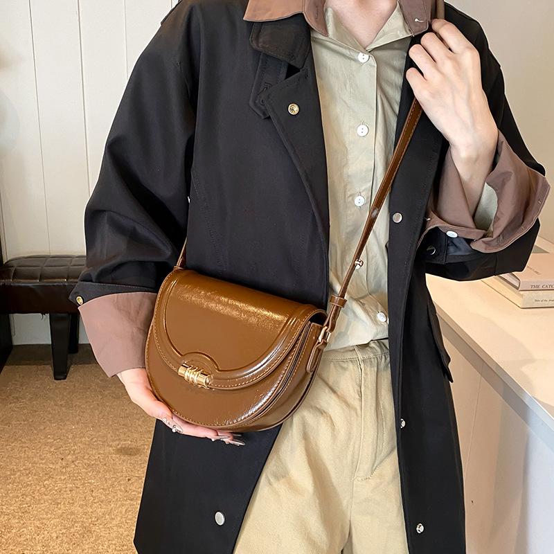 Korean niche underarm bag women's 2025 autumn and winter new trendy retro saddle bag premium foreign messenger bag bag