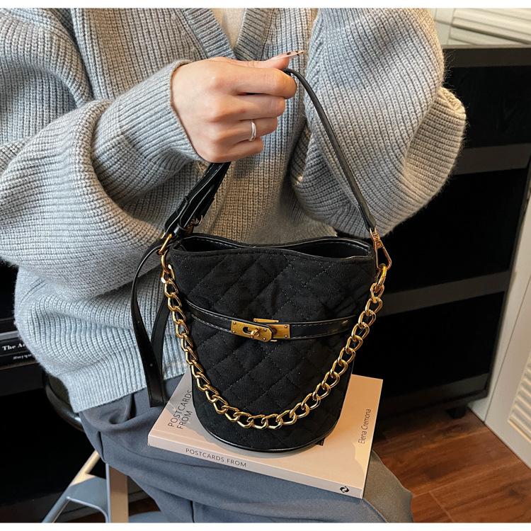 Ladies' Crossbody Bag with Leather Velvet, Diamond Grid Embroidery Thread, Chain Decoration, Small Bucket Bag, Versatile Single Shoulder Crossbody Bag