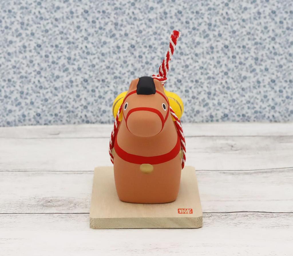[Amazon.co.jp Exclusive] Yakushi Kiln 2026 Zodiac Figurine, Horse, Year of the Horse, Nishiki-sai Design, Good Luck Charm (Includes Good Luck Sticker)