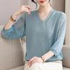 Schicke Frühlings-Strickbluse mit V-Ausschnitt und Gazeärmeln für stilvolle Mütter