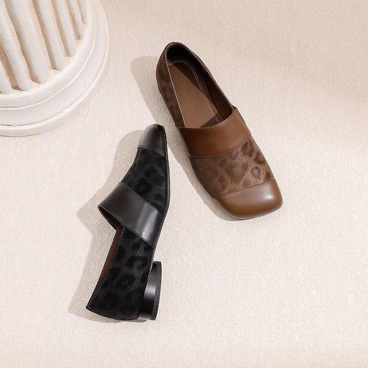 Neue Leopardenmuster-Zauber bequeme niedrige Ferse leichte Mund-Einzel-Schuhe kleine Lederschuhe Retro faule Schuhe