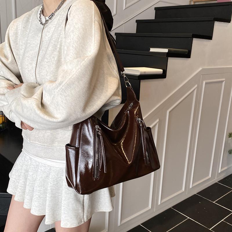 Street Style Pu Large Tote Bag For Women With Zipper Closure And Inner Phone Pocket