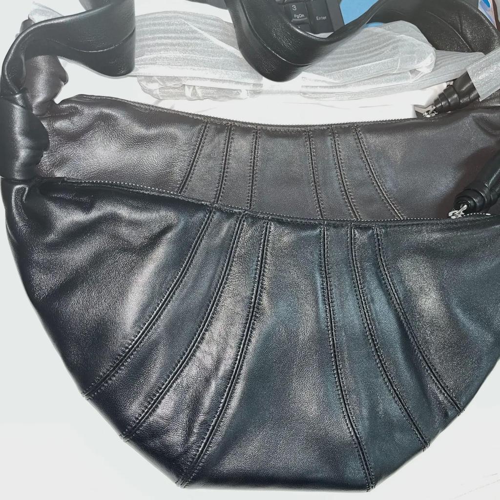 Prawdziwa Torba Croissant ze Skóry Owczej 2024: Nowa torba listonoszka o teksturze skóry w neutralnym, swobodnym stylu