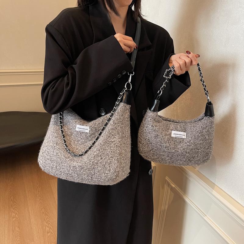 

Плюшевая сумка осень и зима пушистая текстура сумка через плечо женская мода универсальная сумка цепочка сумка под мышкой женская Small 25 * 10 * 17 серый