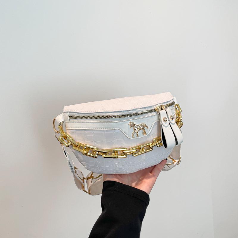 

Женская сумка-седло кроссбоди с тиснением под крокодила, цепочкой и широким ремнем. белый