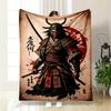 Samurai-Krieger in Rüstung mit roten Akzenten und dramatischer Kulisse. Decke für alle Jahreszeiten Mittagspause Überwurf Geschenk