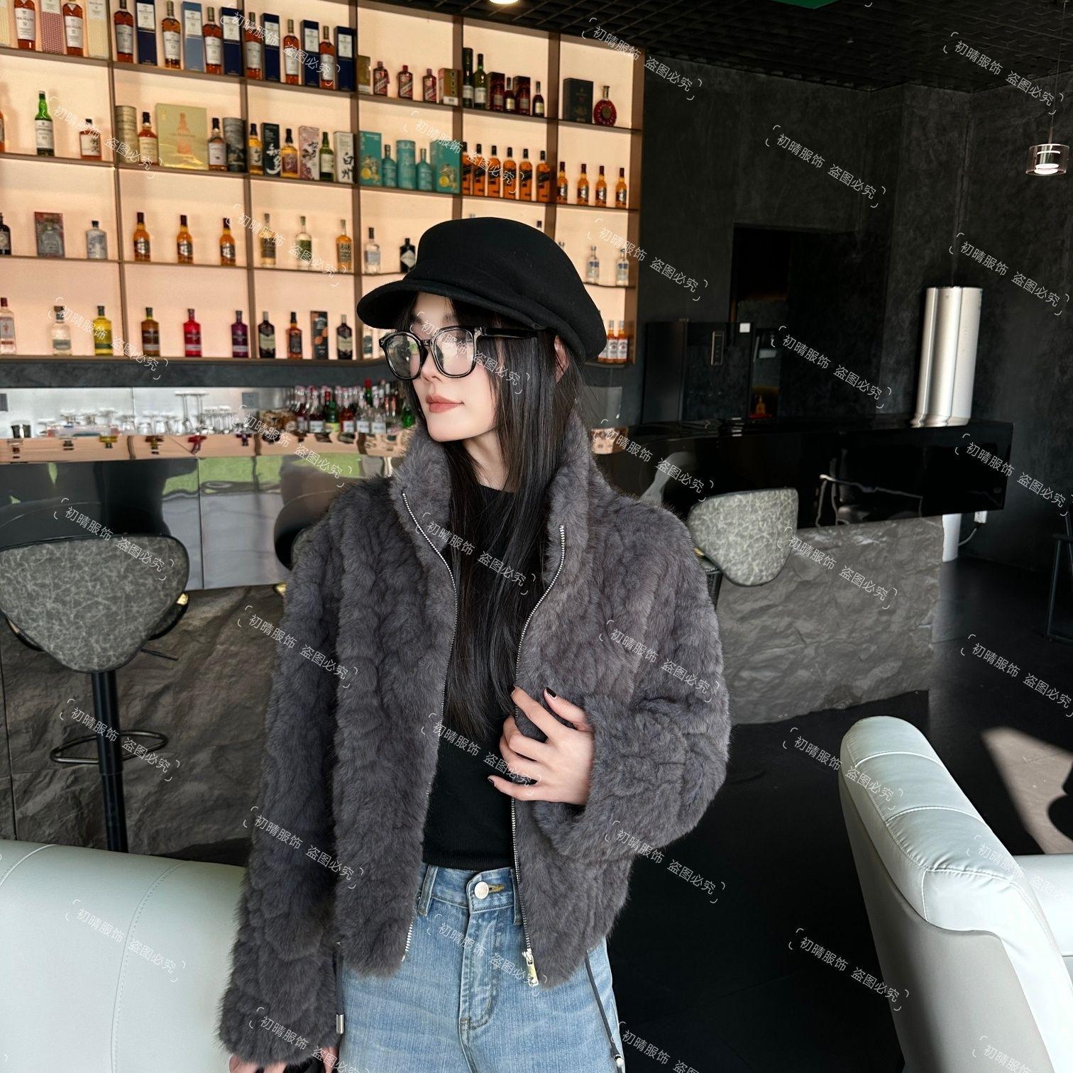 

Шкура овцы породы «Маленькое озеро», 2025 год.: Универсальная, теплая, визуально стройнит, с воротником-стойкой, на молнии. One Size 95-135 Factory Direct темно-серого