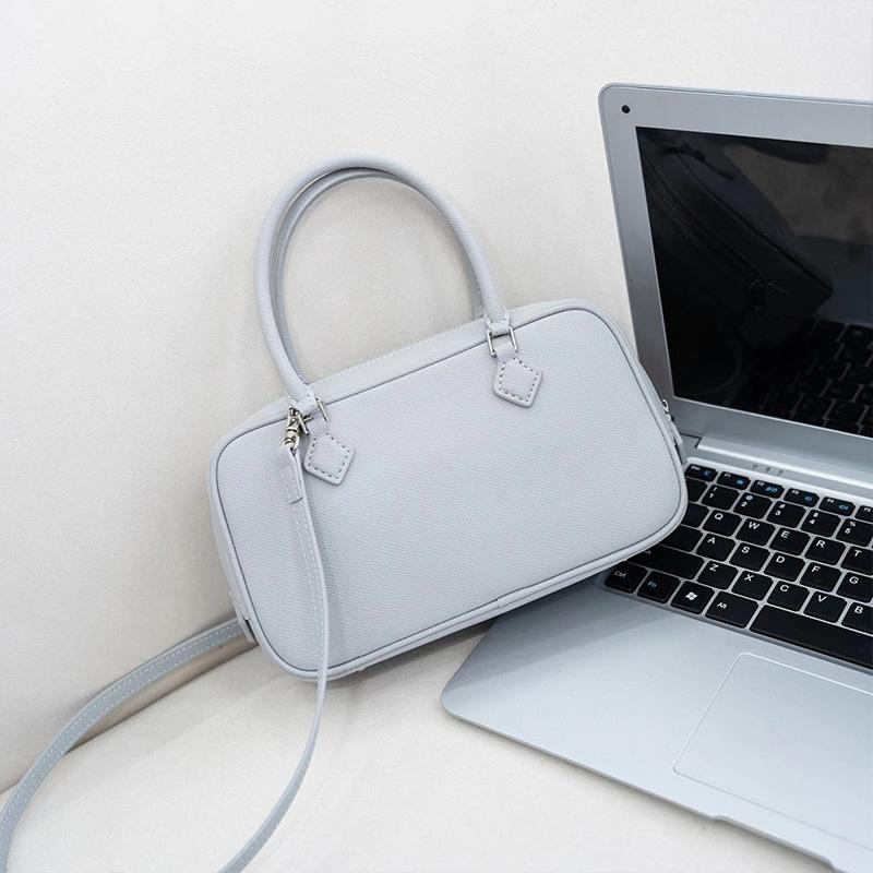 

2025 Простая Элегантная Сумка-Подушка из Натуральной Кожи для Женщин Высококлассная Повседневная Сумка-Перышко для Поездок Маленькая Квадратная Сумка Бостон 23*13*5.5 светло-синий