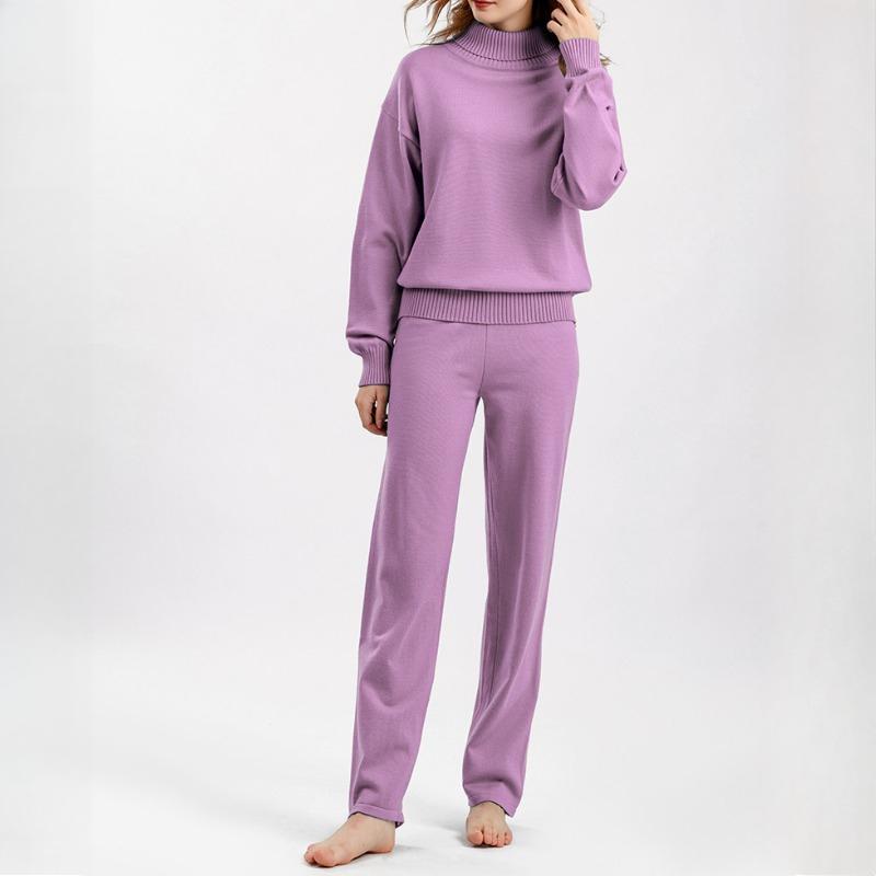 Módní oblek s vysokým límcem pro podzim a zimu v jednobarevném provedení je všestranný a lze jej nosit s dvoudílným pleteným topem a ležérními kalhotami.