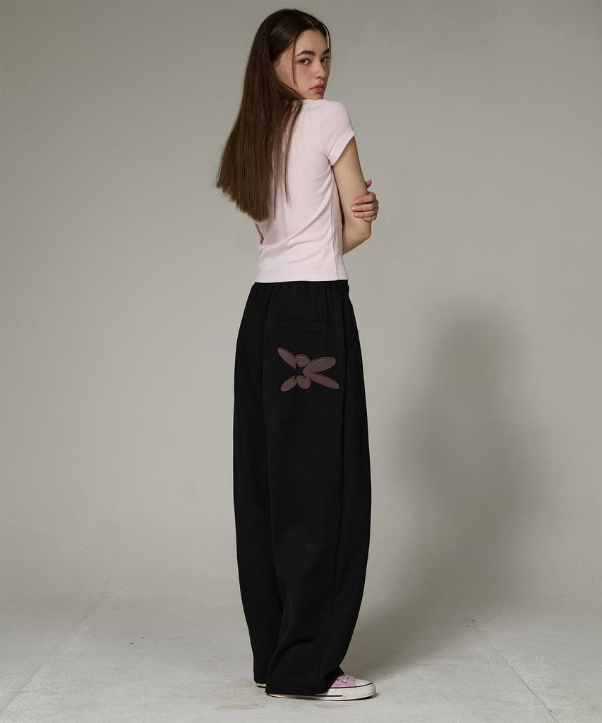 BOUNDARY One-Pleat Back Point Patch Sweatpants [Black]