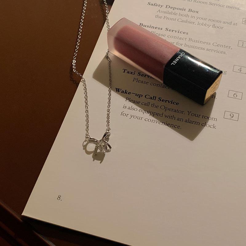 Elegant Women's Single Diamond Clavicle Necklace – Light Luxury Design with Gentle, Versatile Style for All Occasions