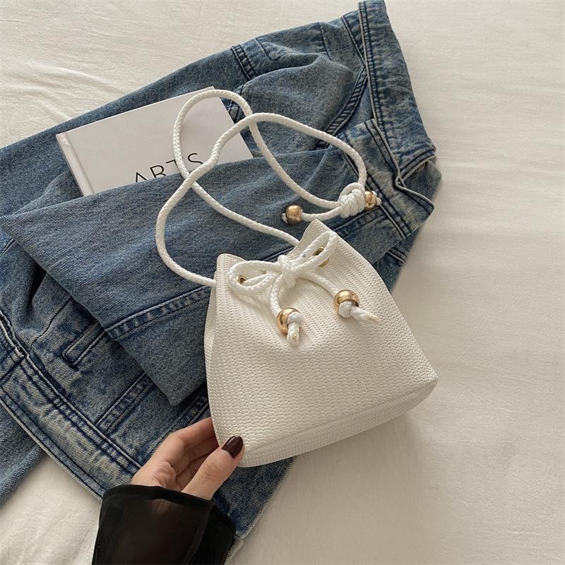 

Маленькая сумка контрастного цвета по текстуре женская 2025 новая модная и оригинальная универсальная сумка-мессенджер милая сумка-ведро с клубничкой белый