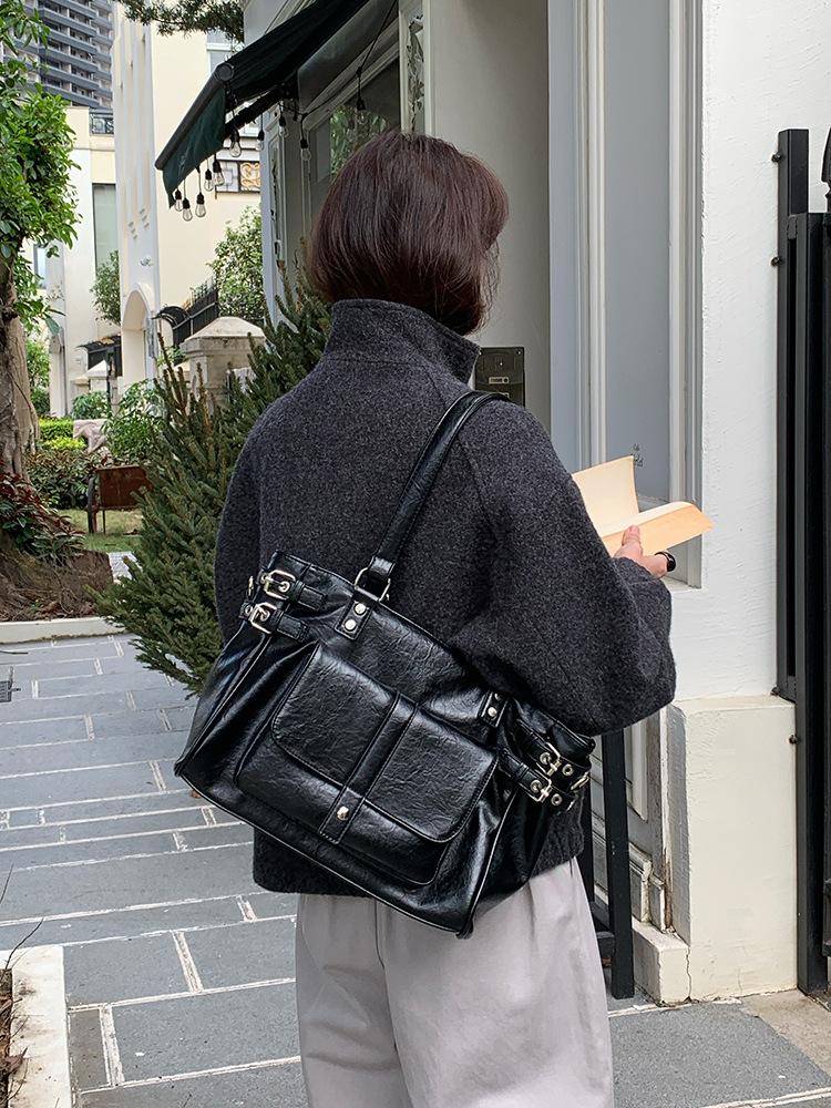 

Rivet Women s totes large capacity high quality PU leather ladies shoulder messenger bags femme Commuting ladies big handbag чорний
