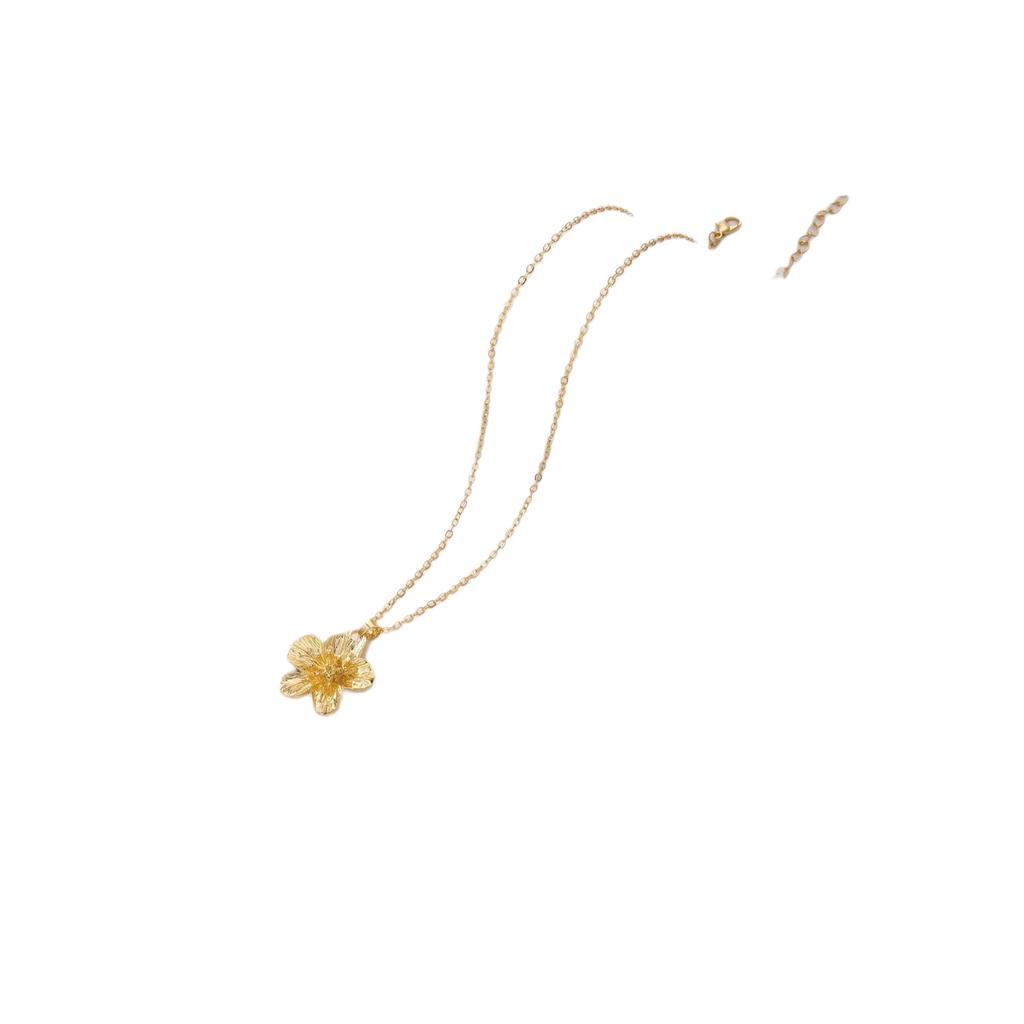 European and American retro metal flower pendant necklace female niche design temperament versatile collarbone chain necklace