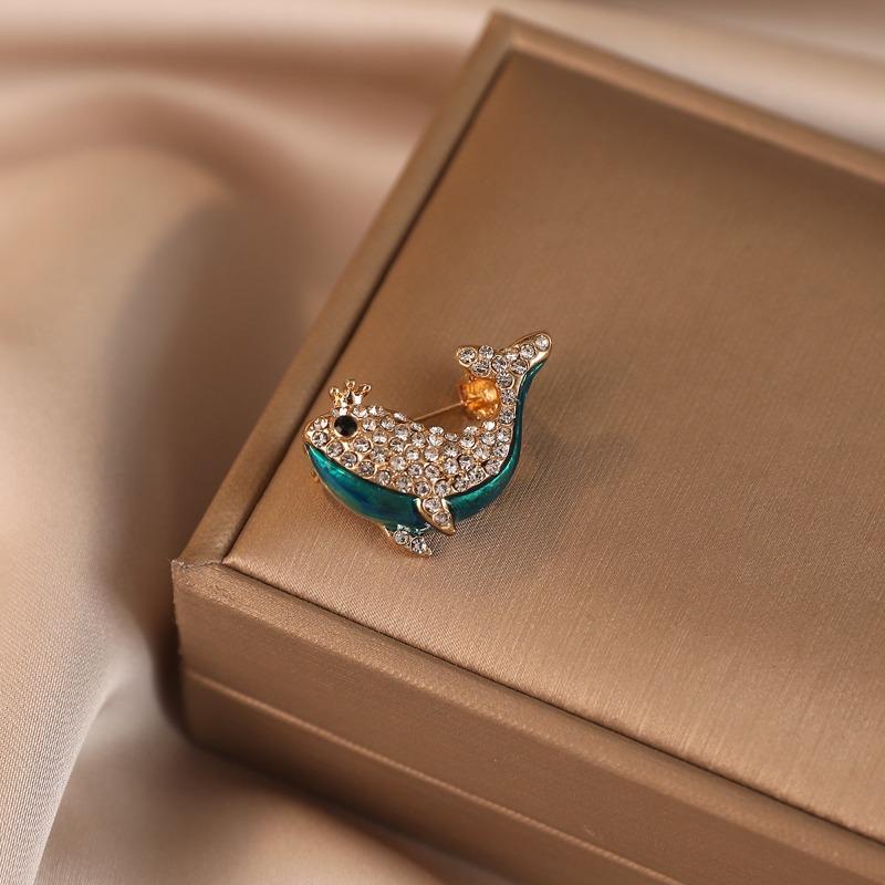 

Брошь-дельфин с бриллиантом в виде капли масла, дизайнерская, персонализированная и универсальная брошь для пальто