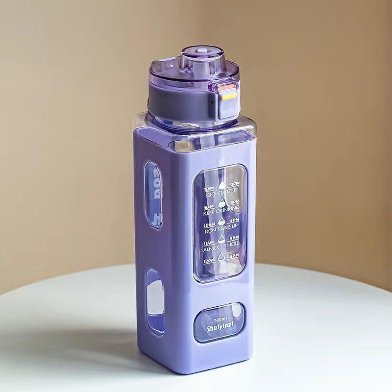 

1 шт. белая спортивная бутылка для воды объемом 700 мл, переносная кружка-поильник. Подходит для использования на открытом воздухе, во время занятий спортом, езды на велосипеде и переноски! 900ML