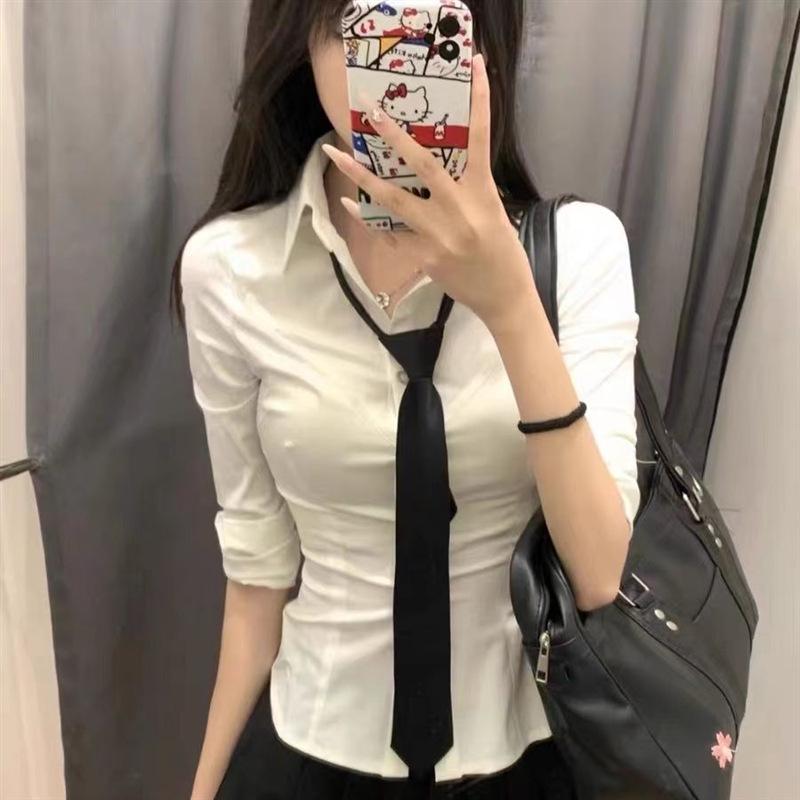 

Жіноча приталена біла сорочка академічного стилю з акцентом на талії - з довгими/короткими рукавами, ідеальна для осені/зими M