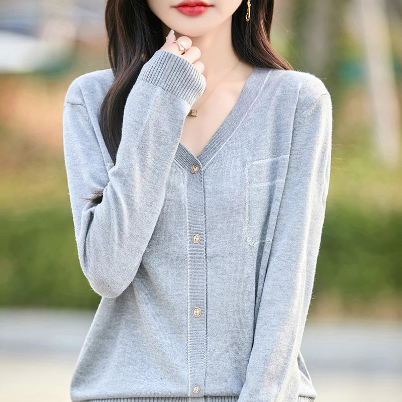 Damekardigan i lett 50% ull 50% morbærsilke - Allsidig strikkeplagg for alle årstider for komfort og stil hele året