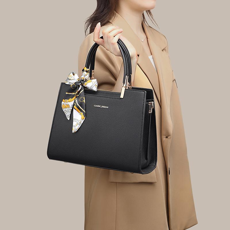 

The new bag is a Chinese lady s portable mother bag, a simple and atmospheric large-capacity shoulder oblique span bag.