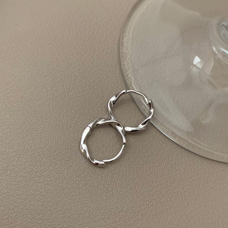 Boucles d'oreilles à tige en forme d'anneau Mobius européen pour femmes, bijoux minimalistes en métal torsadé, piercing, mode coréenne
