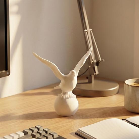 Figurina di Uccello Bianco Stampata in 3D Piccolo Uccello della Pace su Palla Statua Piccola Scultura Decorativa di Uccello per Interni Scrivania Scaffale Decorazione