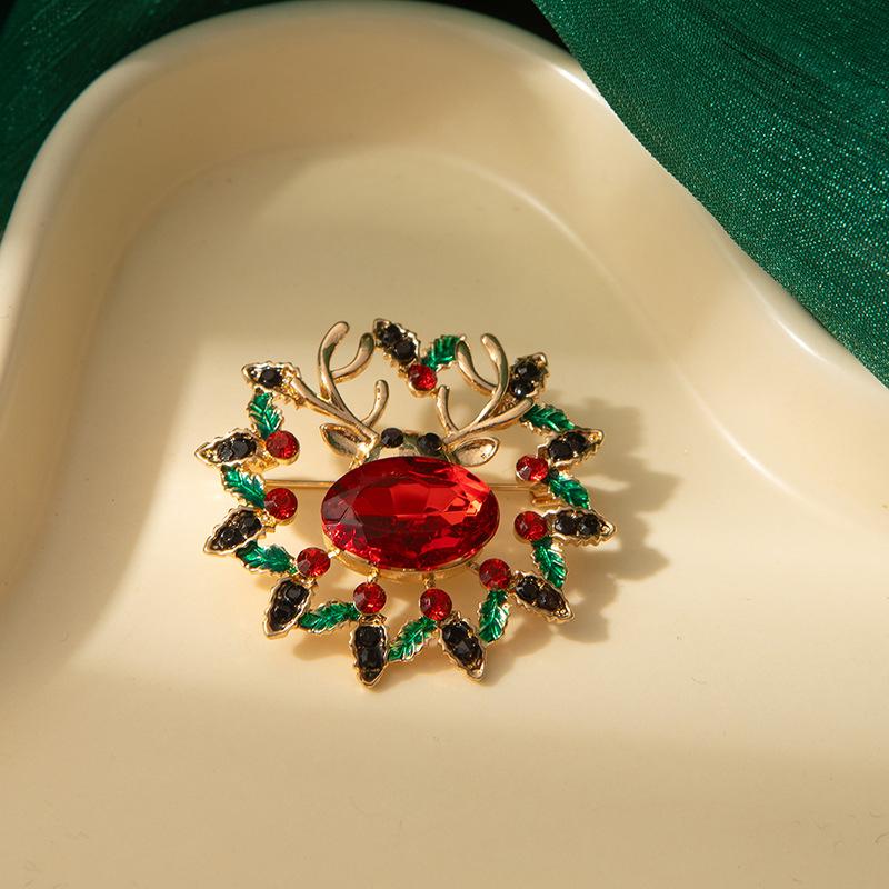 Christmas Brooch for Women European Style Metal Enamel Wreath Brooch with Hollow Rhinestones Elegant Fashion Jewelry for Party Outfits