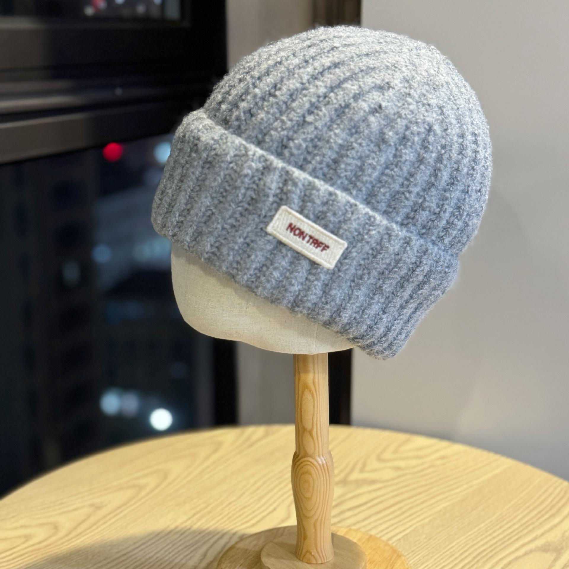 

Нова проста вовняна шапка з патчем у вигляді літери для жінок на осінь та зиму, модна, універсальна, повсякденна, для подорожей на відкритому повітрі, тепла шапка-пуловер one size