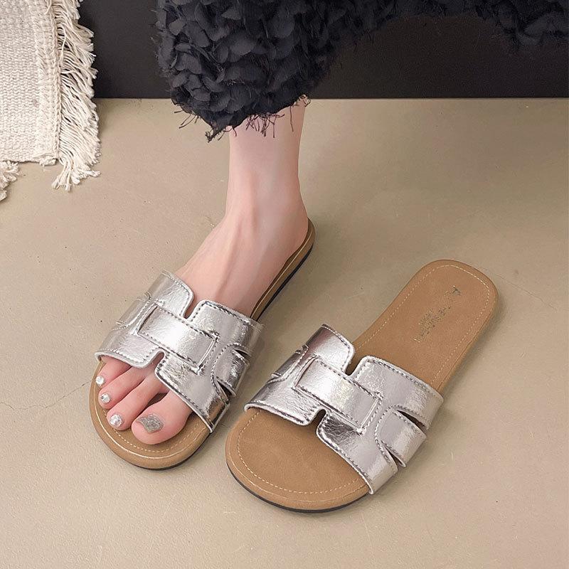 Internet-Berühmtheit weichsohlige coole Hausschuhe Damen tragen 2025 Sommer neue Strandschuhe Feenstil mit Rock flache Sohle Ein-Wort