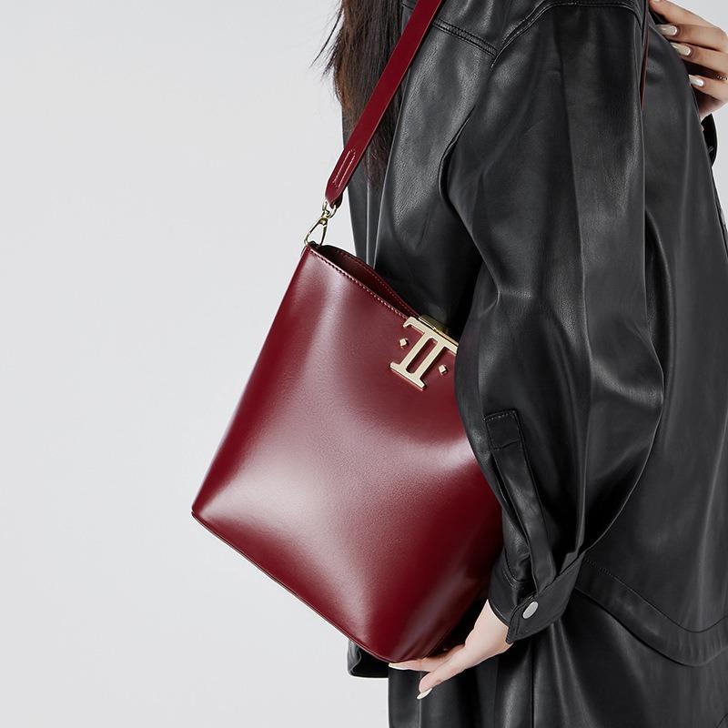 New high-end large-capacity commuter bucket bag female original niche leather underarm bag shoulder messenger bag
