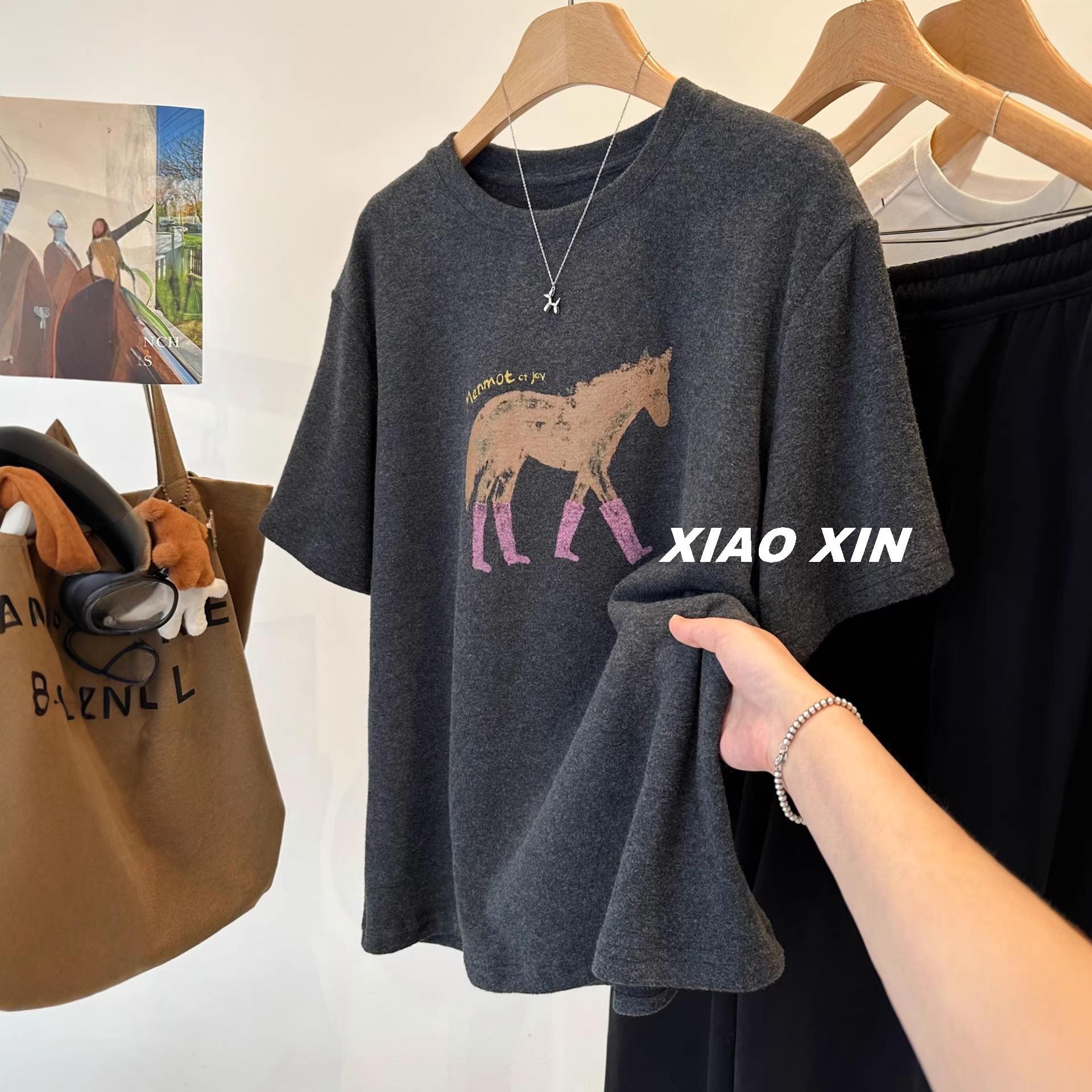 

Женская футболка с принтом, начесанная, в европейском стиле, весна 2026 - с коротким рукавом, модная, омолаживающая 2XL 160-180 jin темно-серого