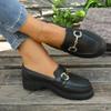 Damesko i metallisk loafers-stil med dekorative spennestropper - Slip-on sko med rund tå som er komfortable for alle årstider