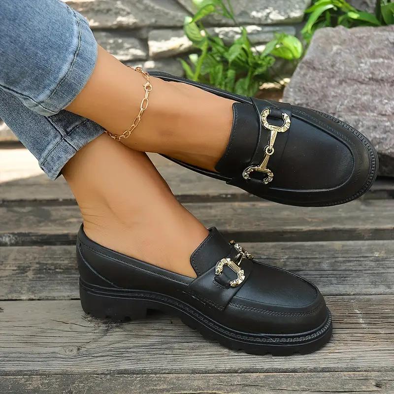 Damesko i metallisk loafers-stil med dekorative spennestropper - Slip-on sko med rund tå som er komfortable for alle årstider