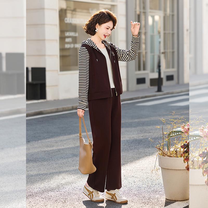 

Stylish Striped Two-Piece Sports Suit for Middle-Aged Women - Spring/Autumn Jacket & Top 3XL (120-135 jin)