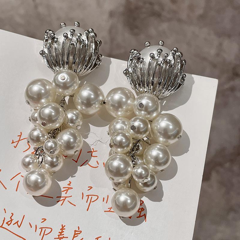 Medieval Niche Design Pearl Grape Fringed Earrings, Sweet and Cool Style Copper-wrapped Pearl Stud Earrings, Bud Grape String Earrings.