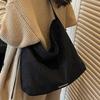 Lässige Wildleder-Tasche mit großem Fassungsvermögen für Damen, neue Retro-Umhängetasche für Pendler, hochwertiger Shopper für Damen