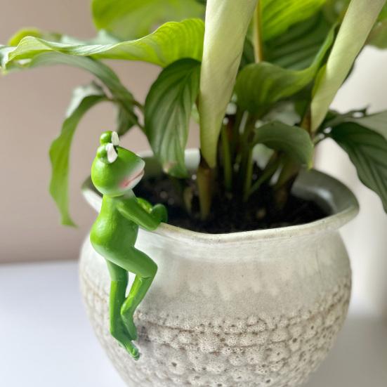 Planter Pot Frog Statue Cartoon Frog Figurine Resin Animal Sculpture Outdoor Garden Flower Pot Hugger Ornament Decoration