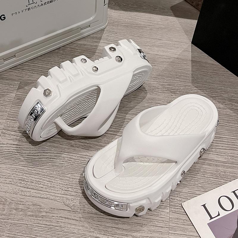 Fashion Punk Style Women Clogs 2025 New Arrival Soft EVA Thick Platform Slippers Comfortable Garden Shoes Fashion Beach Sandals