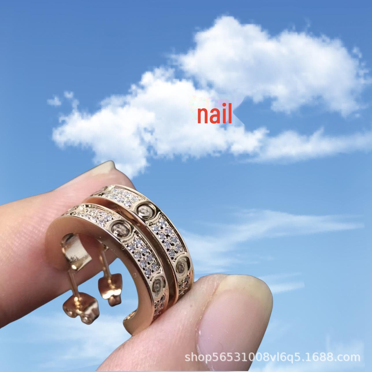 

Позолоченные серьги в форме буквы C с бриллиантовыми акцентами и винтовым дизайном