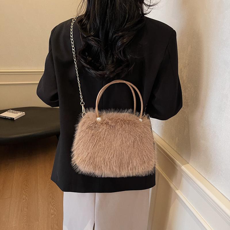 

Soft Plush Handbag Fashion Girls Pearl Chain Shoulder Bag Women Ladies Designer White Tote Purse Winter Faux Fur Crossbody Bag