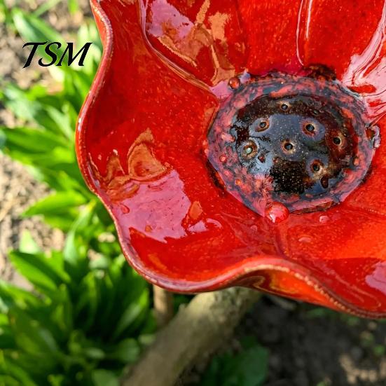 Gartenbewässerungsstation für Bienen Metall-Blumenpfahl Bestäuberfreundlicher Wasserspender Vogeltränke für den Außenbereich Dekoration mit Bienen Rasen Garten