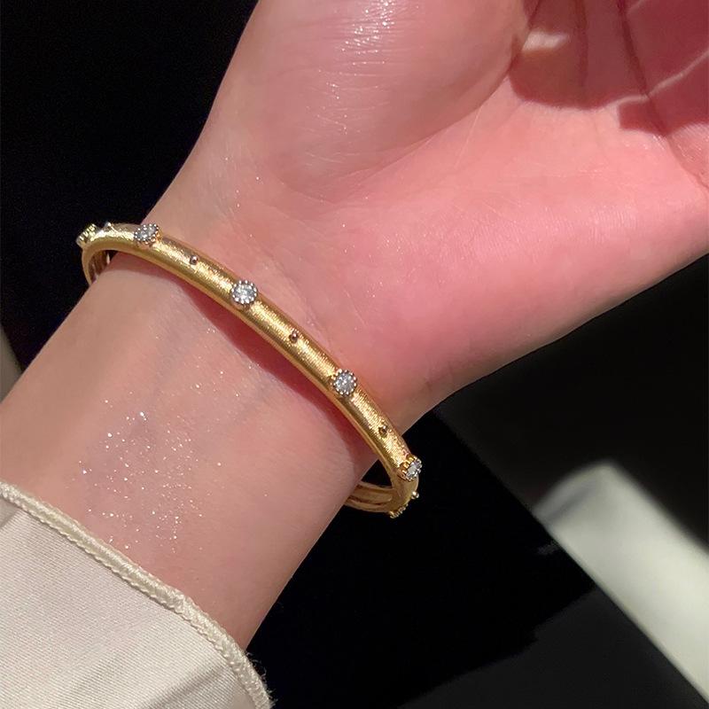 Real gold electroplated French high-end brushed zircon bracelet, exquisite court style bracelet, elegant fashion design jewelry.